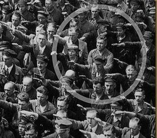 August Landmesser, el hombre que negó su saludo a Hitler y se cruzó de brazos